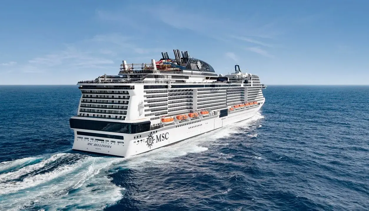 La MSC Bellissima solca il mare blu, pronta per una crociera corta indimenticabile.