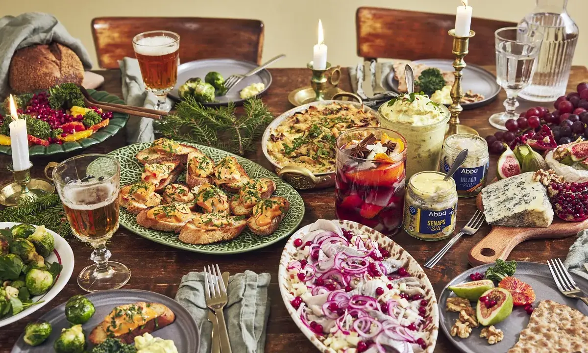 En juldukning med sill, bröd, ost och glögg. En härlig festmåltid med sill till jul.