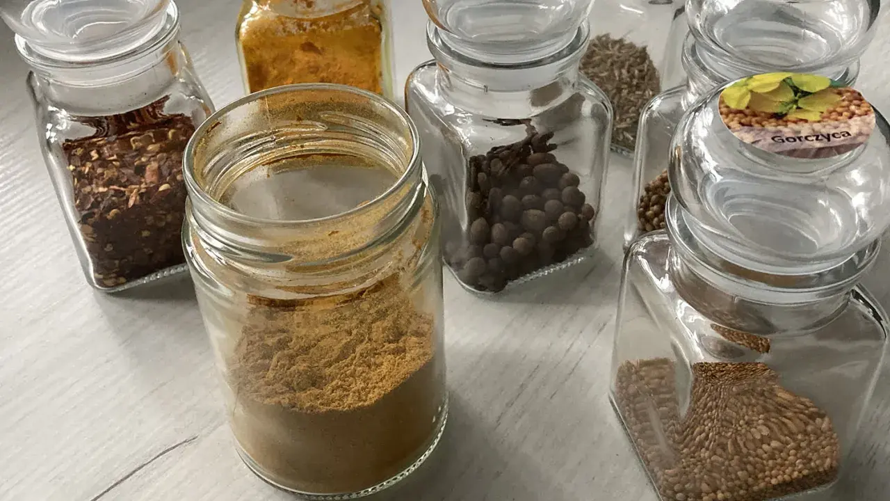 Słoiczki z przyprawami: chili, kurkuma, kmin rzymski, kolendra, gorczyca. Idealne, jakie przyprawy do curry!