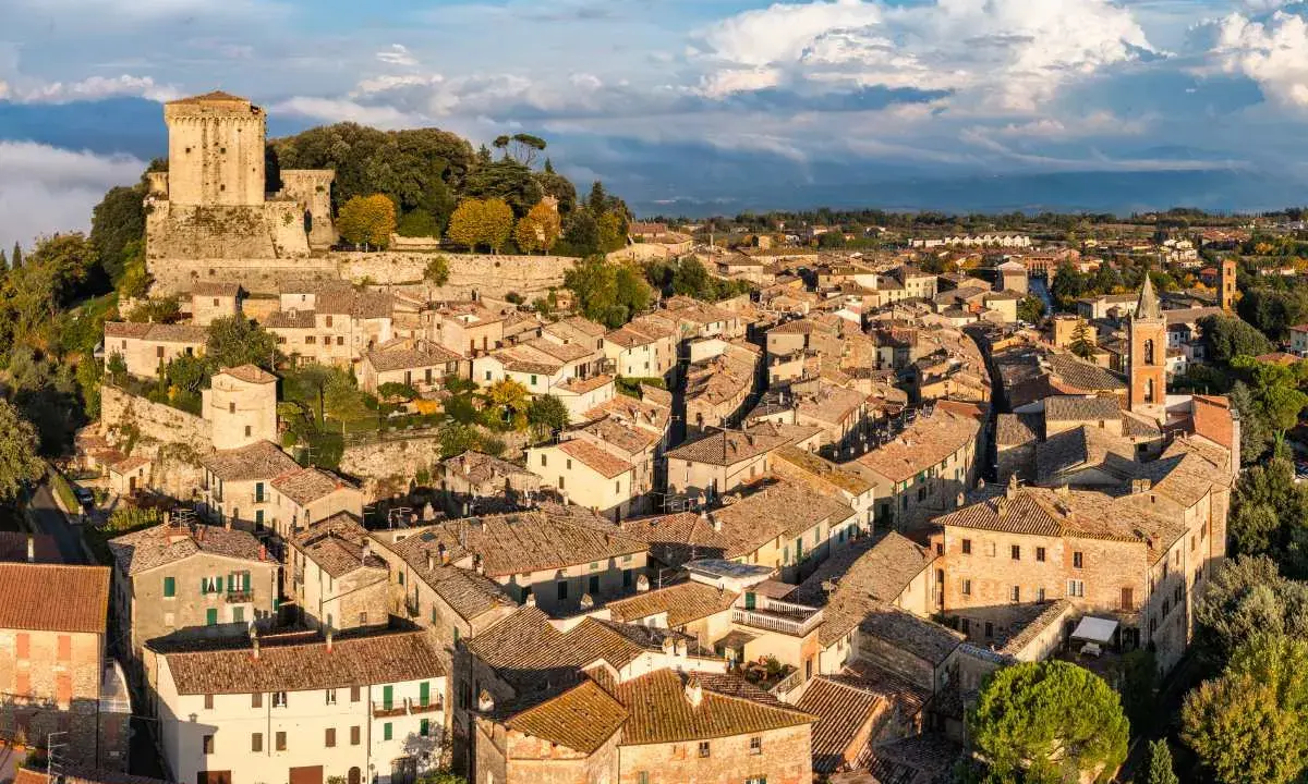 Sarteano cosa vedere: borgo medievale con castello imponente, tetti in cotto e vicoli suggestivi. Un panorama incantevole.