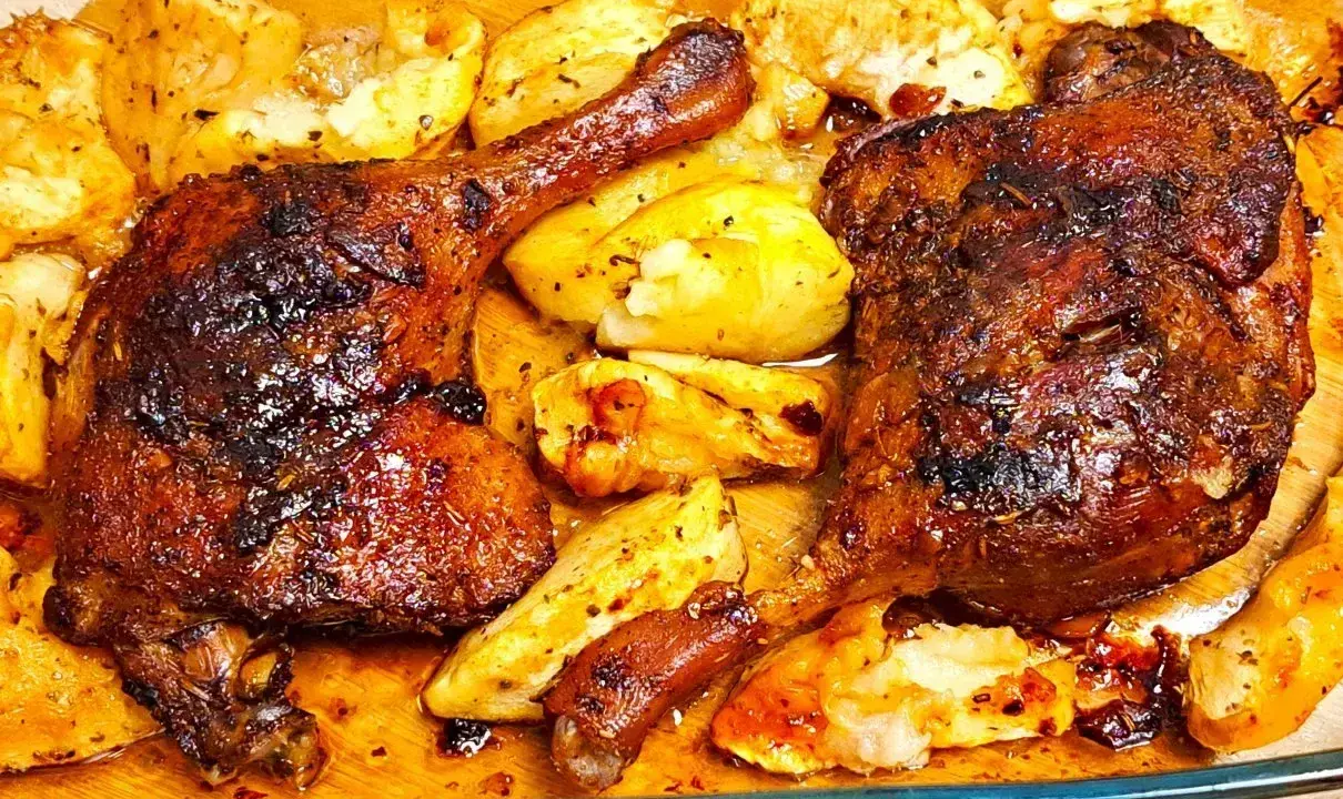 Chrupiące udko z kaczki pieczone z ziemniakami, skąpane w aromatycznym sosie.