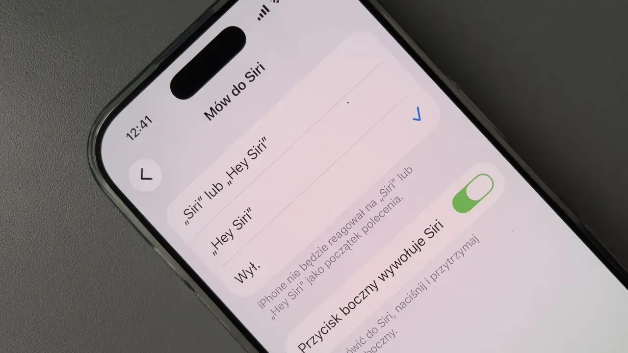 Ustawienia iPhone'a dotyczące aktywacji Siri po polsku. Można wybrać "Siri", "Hey Siri" lub wyłączyć.