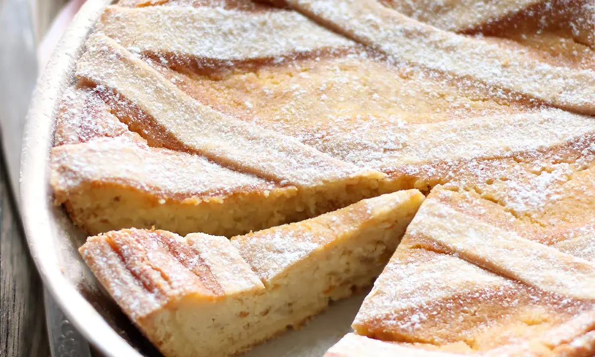 Pastiera napoletana con pasta frolla, un dolce tradizionale. La sua crosta dorata e le strisce di frolla invitano ad assaggiarla.