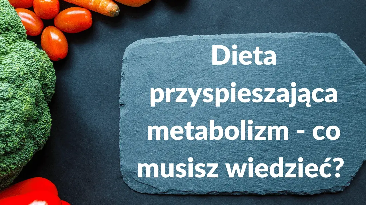 Brokuł, marchewki i pomidorki na czarnym tle. Na kamiennej tablicy napis: "Dieta przyspieszająca metabolizm - co musisz wiedzieć?".