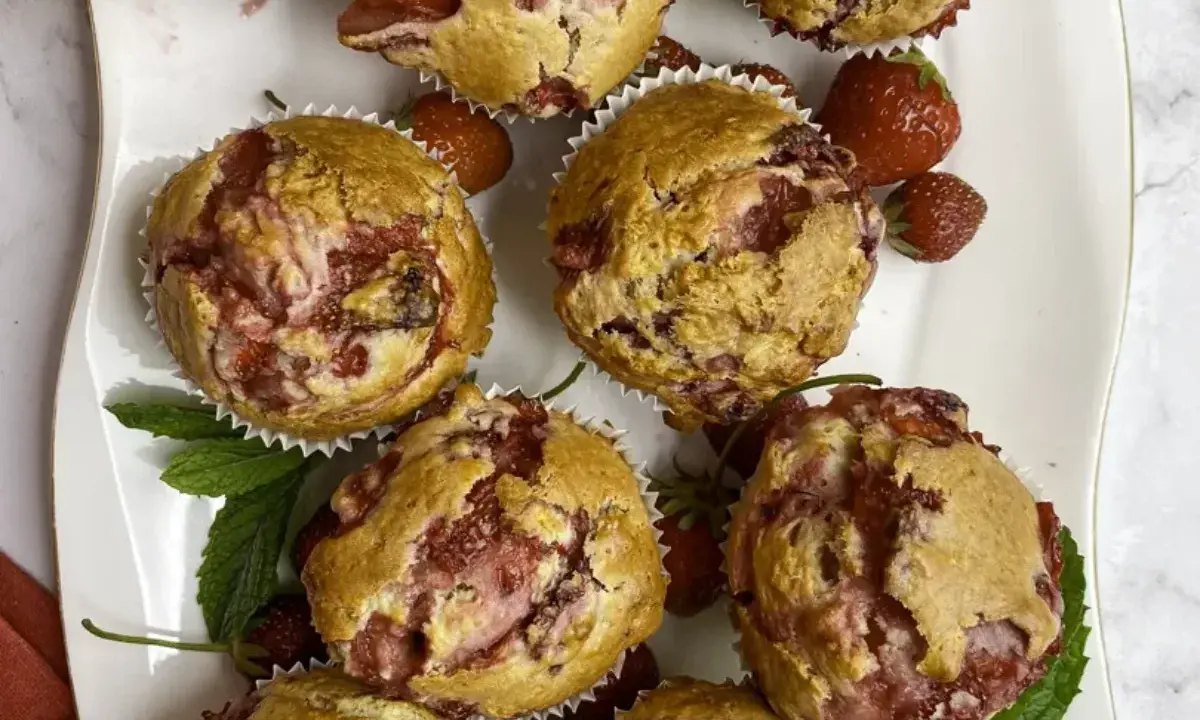 Pyszne, domowe muffinki z truskawkami. Idealny przepis na zdrowe muffinki, które zachwycą każdego.