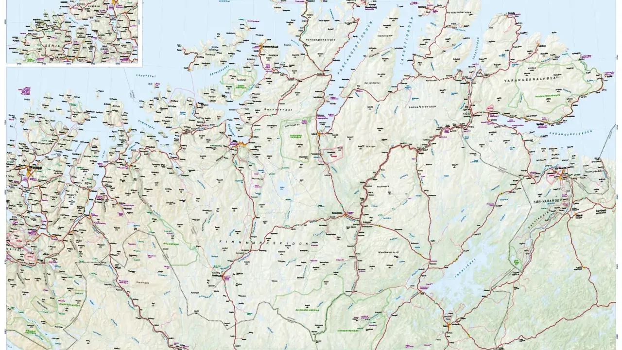 Detaljerad karta över Nordnorge med vägar, städer och fjäll. En inzoomad karta visar Senja och Kvaløya.
