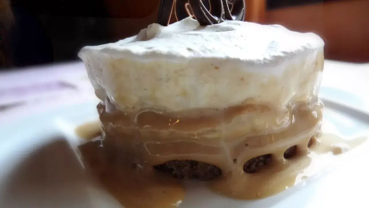 Gourmandise d'une recette banoffee traditionnel : biscuit, caramel coulant, crème fouettée et copeaux de chocolat.