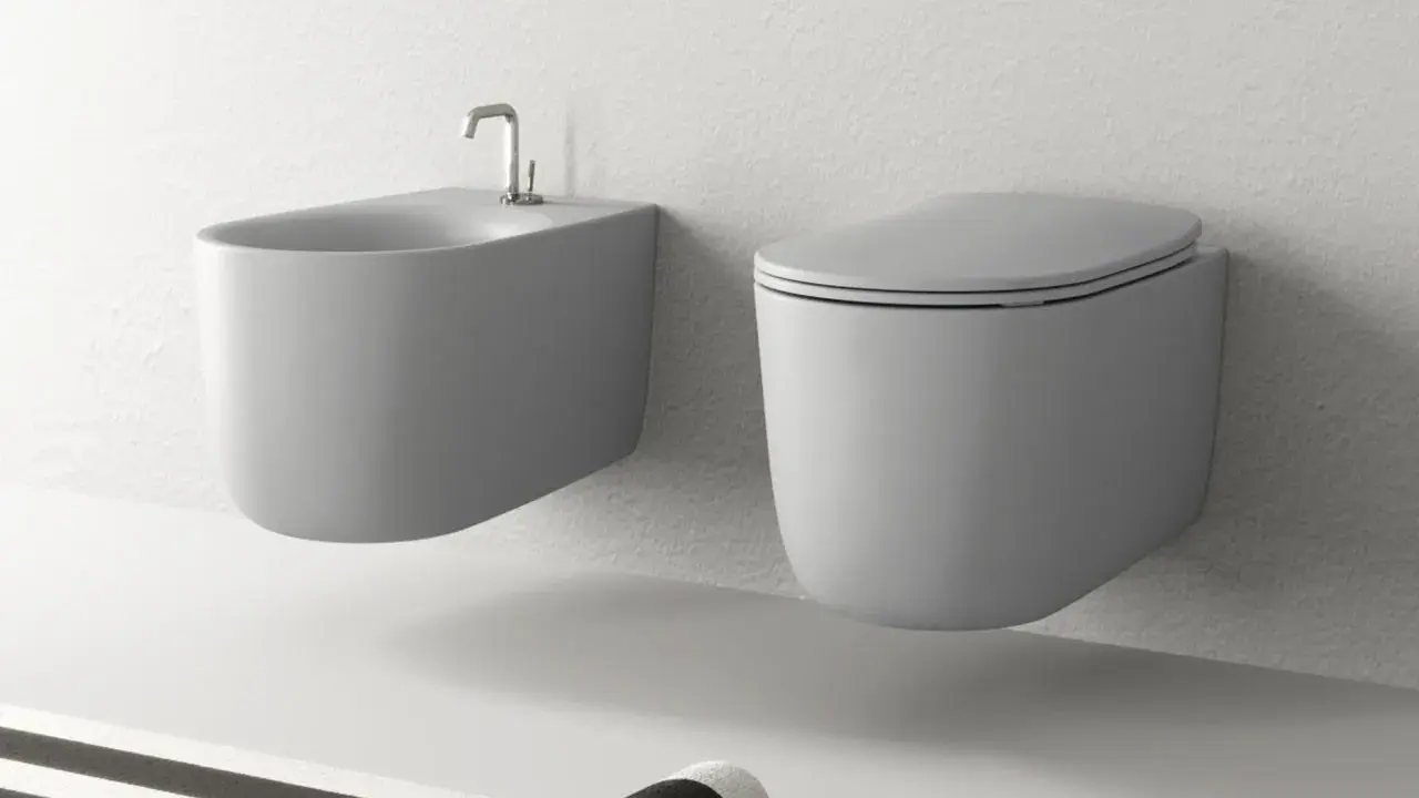 Sanitari filo muro: bidet e vaso sospesi, design moderno. Nessun problema di installazione visibile, ma la pulizia potrebbe essere più complessa.