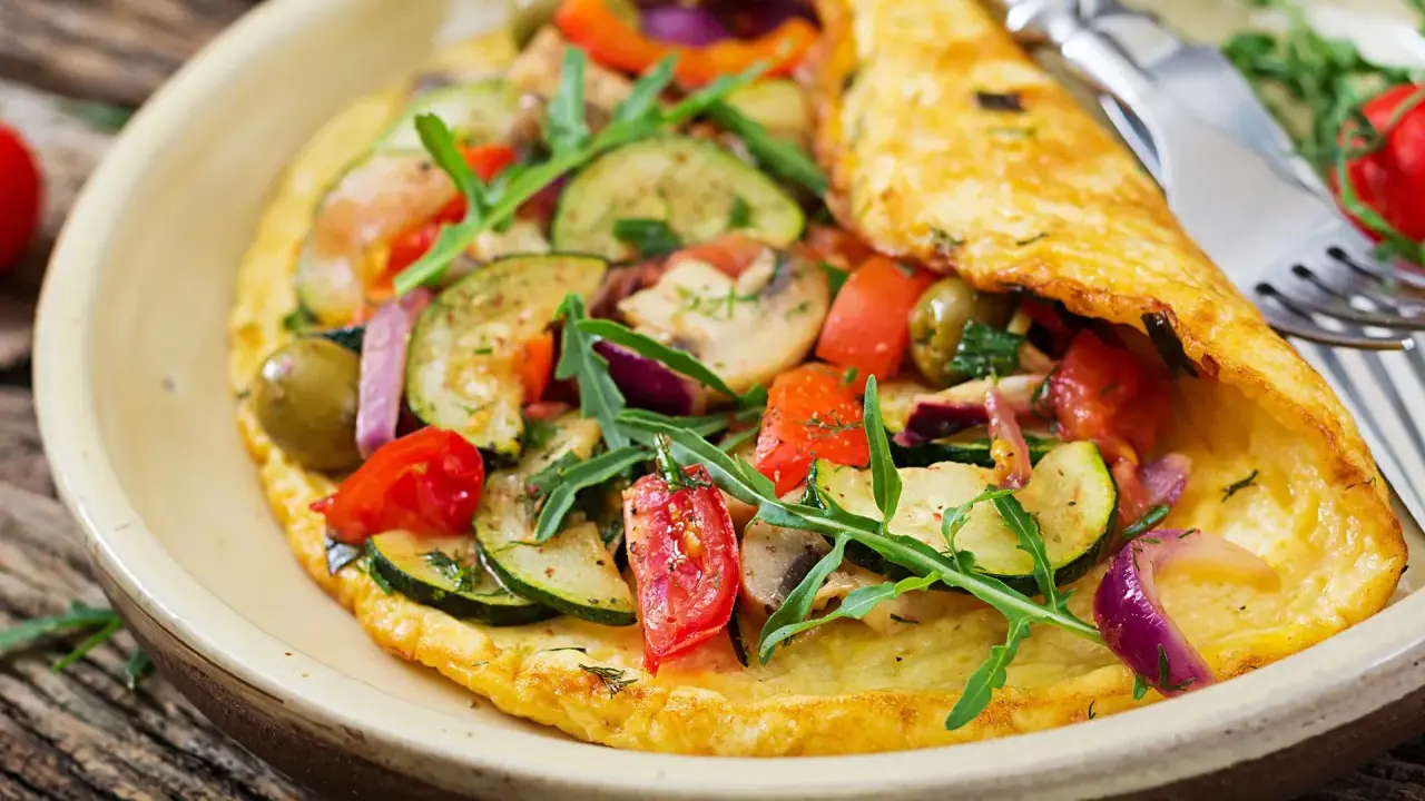 Pyszny omlet dla niemowlaka z cukinią, pomidorkami, oliwkami i rukolą. Zdrowy i kolorowy posiłek.