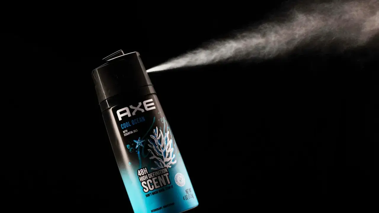 Axe Cool Ocean rozpyla orzeźwiającą mgiełkę, by zwalczyć dziwny zapach w mieszkaniu.