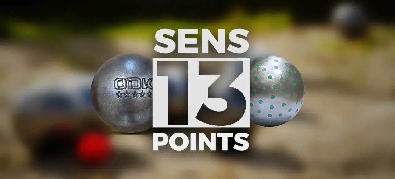 Boules de pétanque, une avec le logo ODK et des étoiles, l'autre à pois verts. Le nombre de point petanque est 13.