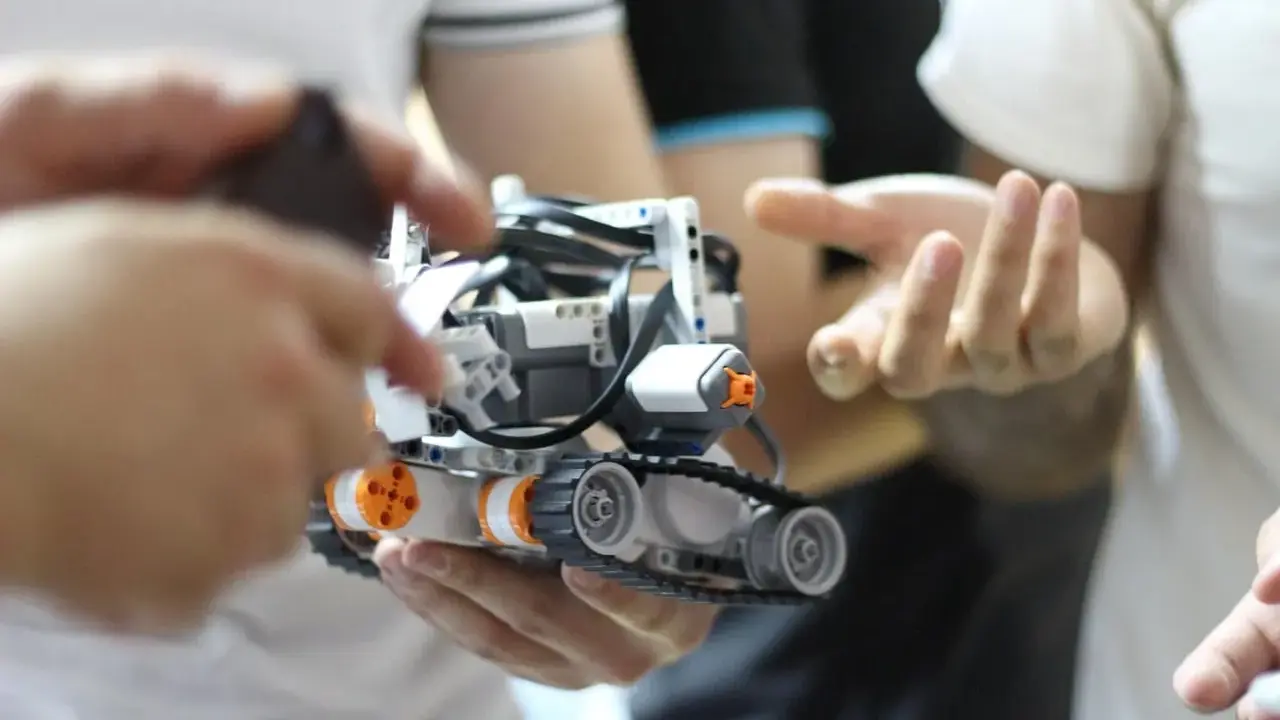 Zbudowany z klocków robot na gąsienicach to wspaniały prezent dla dziecka zamiast zabawek, rozwijający kreatywność i umiejętności techniczne.