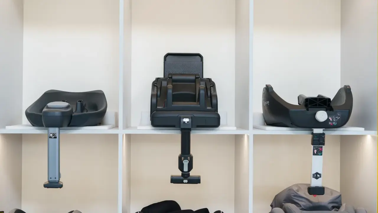 Trzy bazy Isofix na półkach. Czy baza Isofix pasuje do każdego fotelika? Różne modele baz i fotelików poniżej.