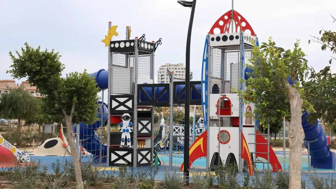 Parque infantil temático espacial, ideal para saber qué hacer en Almería con niños. ¡Aventura garantizada!