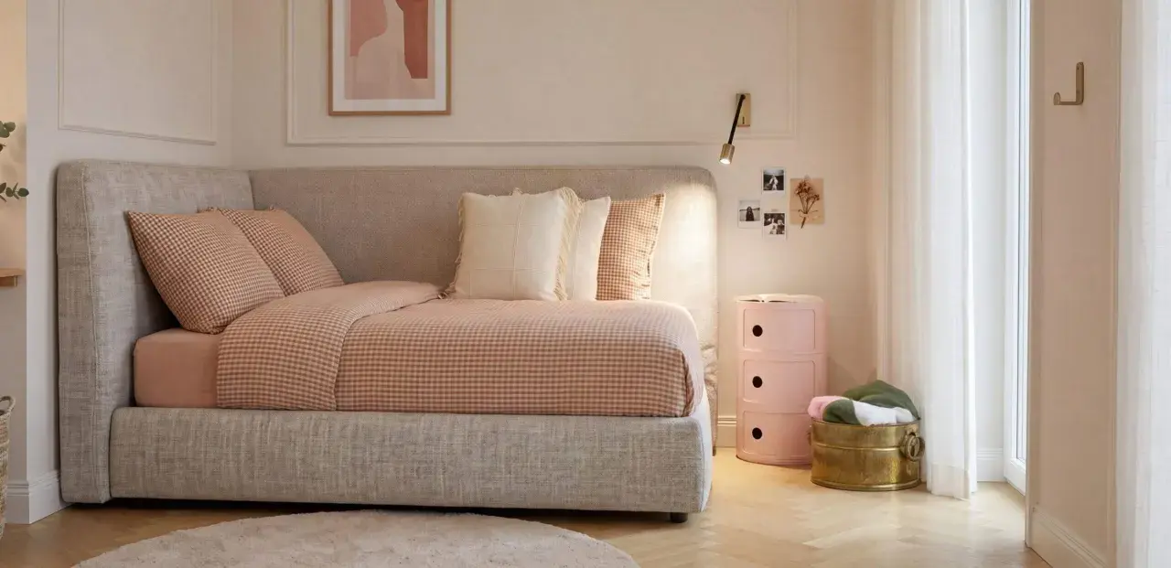 Camera da letto ragazza aesthetic: letto accogliente con biancheria a quadretti, cuscini morbidi, comodino rosa e decorazioni murali.