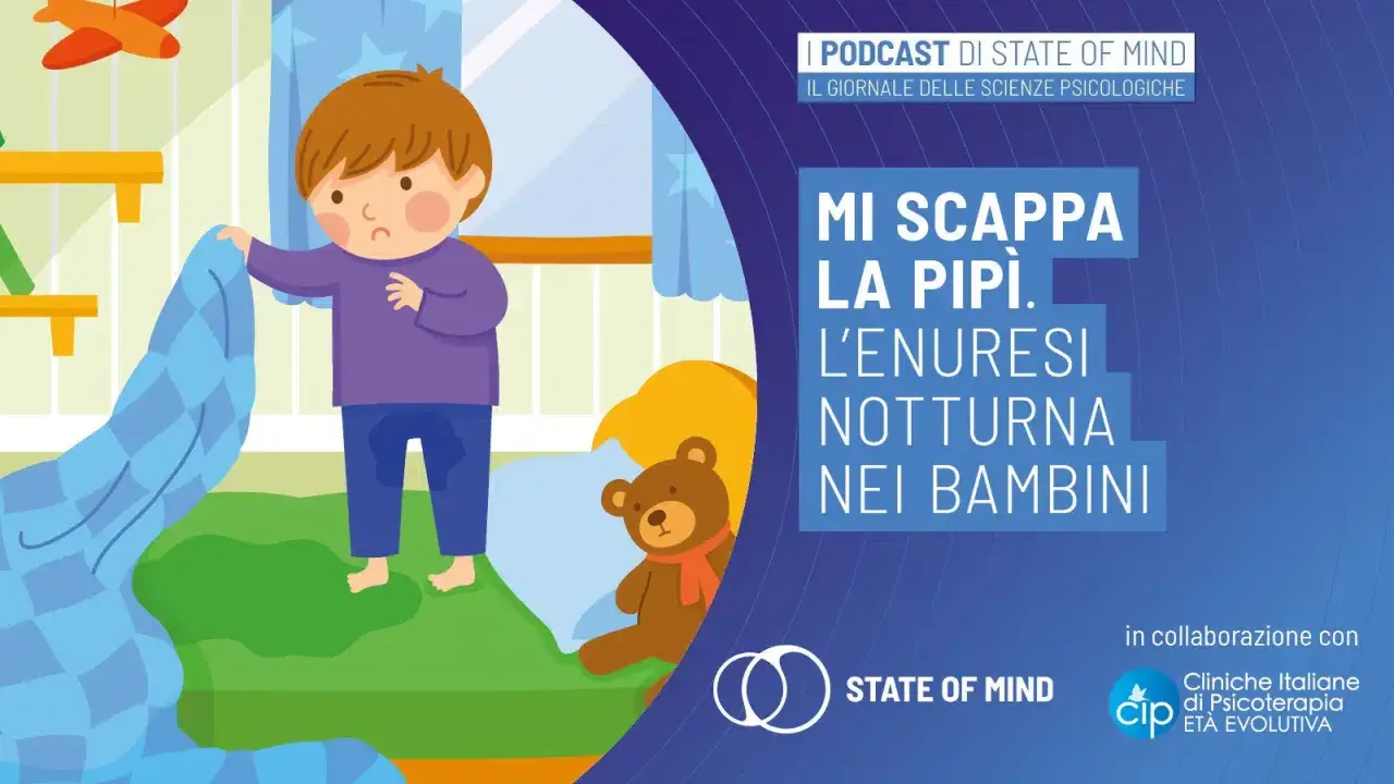 Bambino triste nel letto con macchia sul pigiama, affronta l'enuresi notturna. Un orsacchiotto conforta.