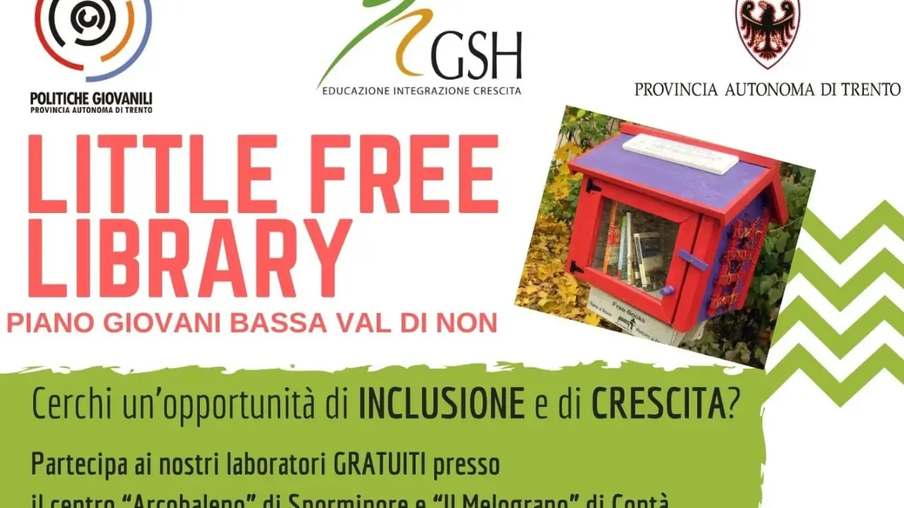 Una piccola libreria gratuita, colorata e piena di libri, invita alla lettura e alla condivisione.