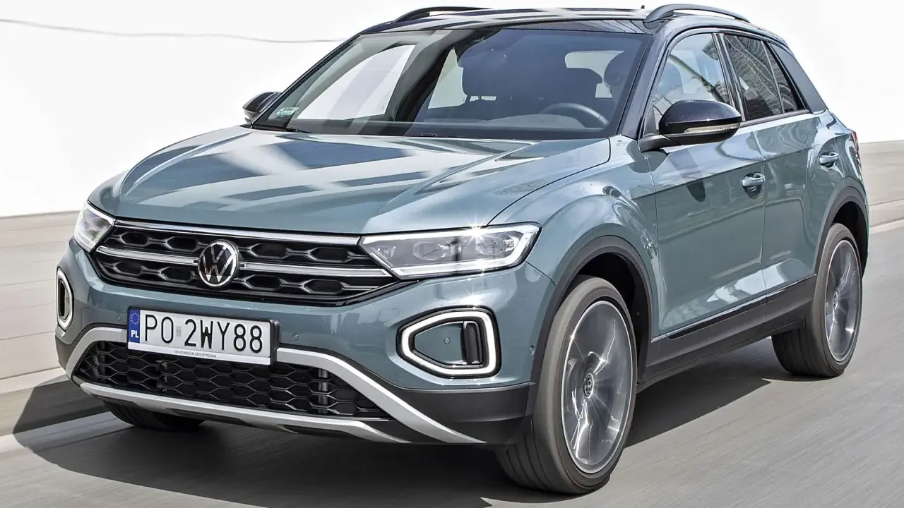 Szary Volkswagen T-Roc w ruchu. Sprawdź aktualną volkswagen t-roc cena i wybierz swój wymarzony SUV.