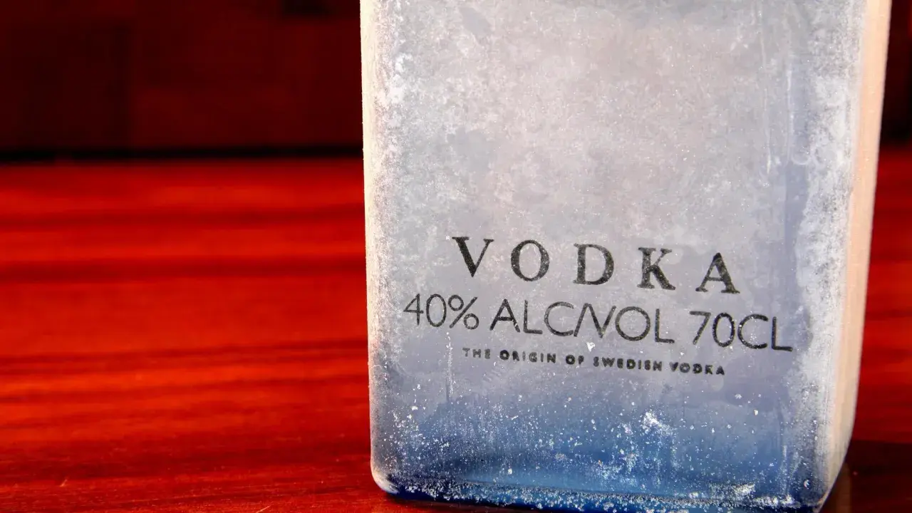 Eisige Flasche Wodka, 40% Vol. 70cl. Wer auf die **Wodka Kalorien** achtet, sollte den Genuss im Auge behalten.