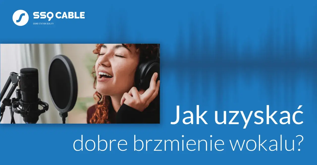 Kobieta z mikrofonem i słuchawkami śpiewa, dążąc do doskonałego brzmienia wokalu.