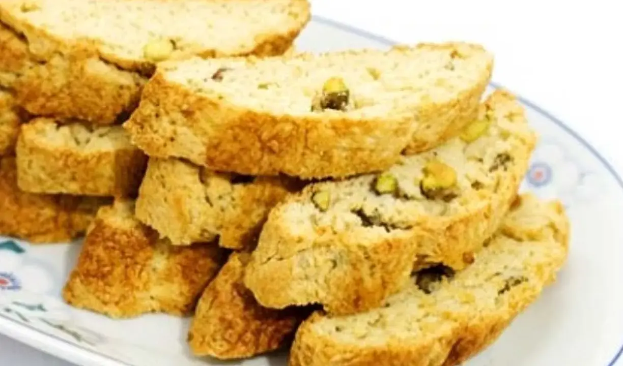 En hög med gyllene skorpor med pistagenötter, perfekta för ett enkelt skorpor recept.