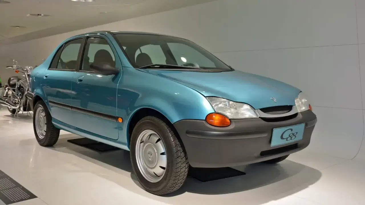 El Porsche C88, un sedán azul turquesa, se exhibe en un museo.