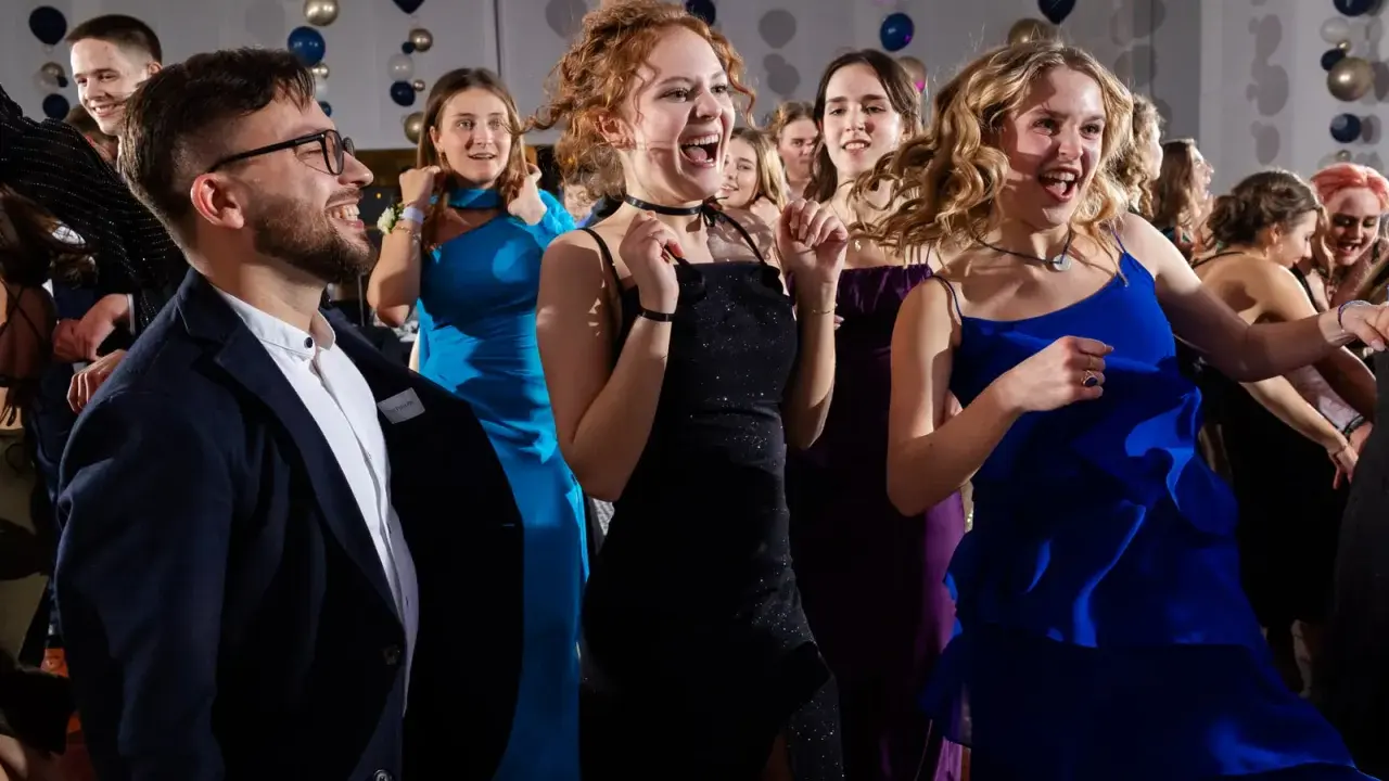 Koszt fotografa na studniówkę: Od 40 zł/os. Co w cenie i jak wybrać?