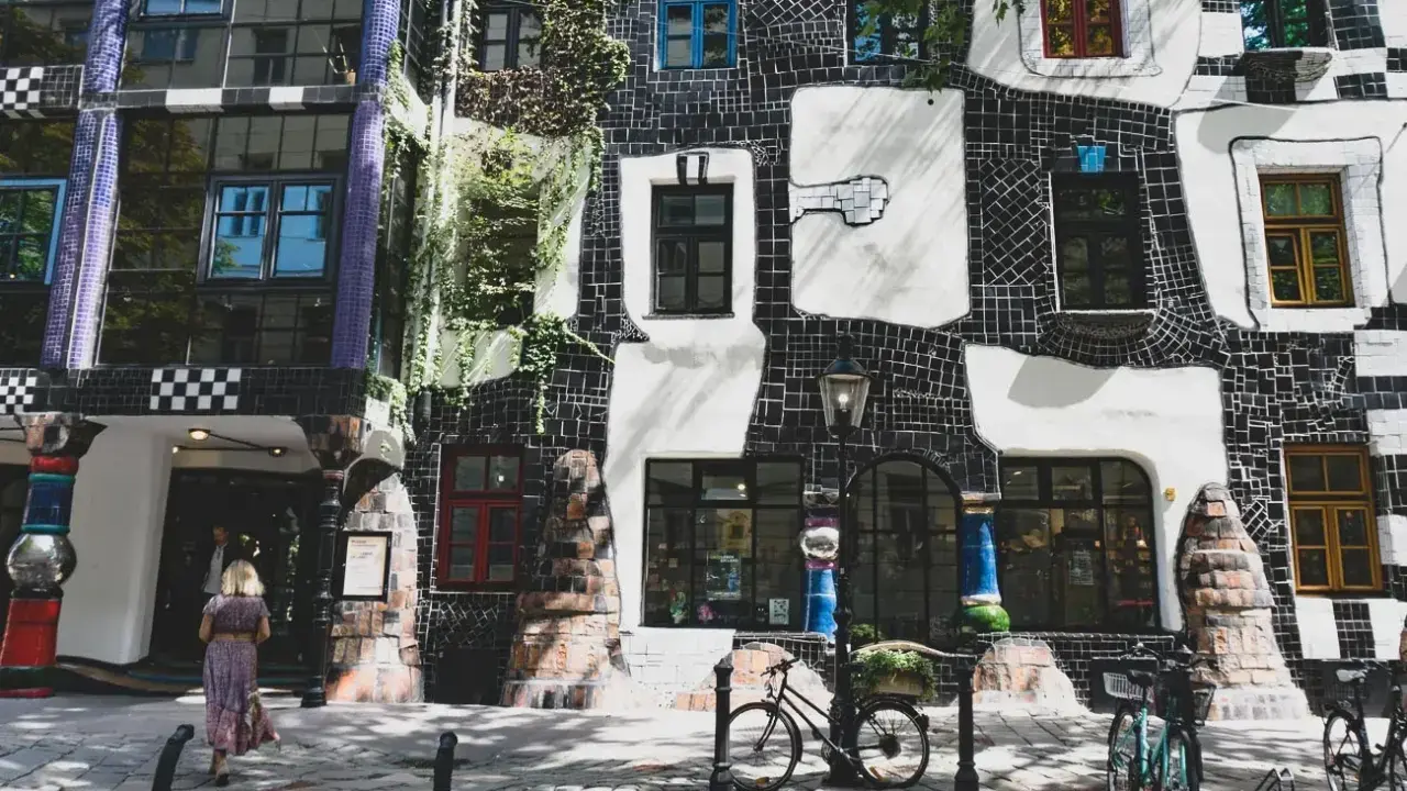 Kolorowy budynek Hundertwasserhaus w Wiedniu, idealne miejsce, gdzie kupić pamiątki.