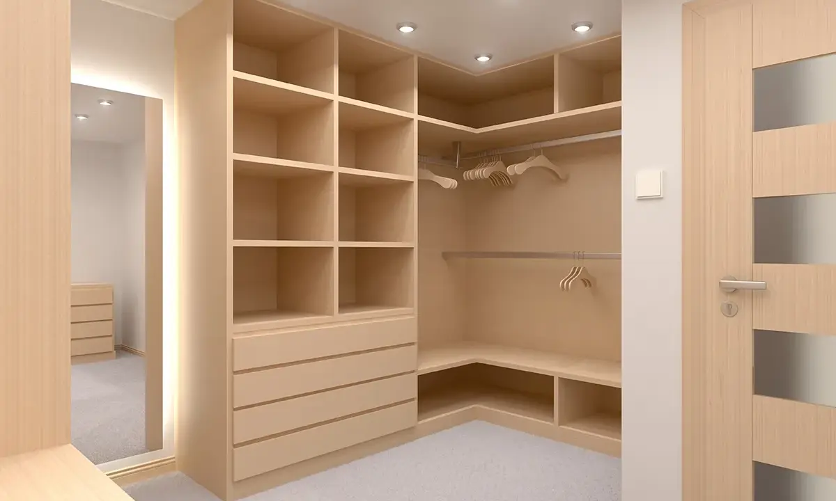 Amplio vestidor de madera clara con estanterías y cajones. Las medidas del vestidor permiten organizar ropa y accesorios.