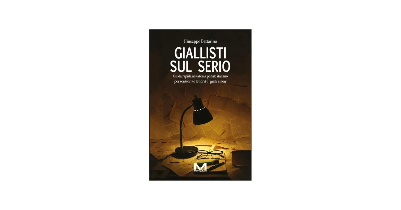 Copertina del libro "Giallisti sul serio" di Giuseppe Battarino, con una lampada da tavolo accesa su fogli sparsi, occhiali e una penna. Un omaggio ai giallisti italiani.
