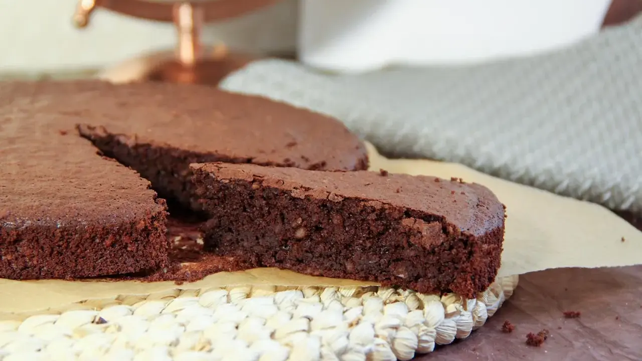 Un délicieux gâteau chocolat sans gluten, à la texture riche et moelleuse, préparé avec de la poudre d'amande.