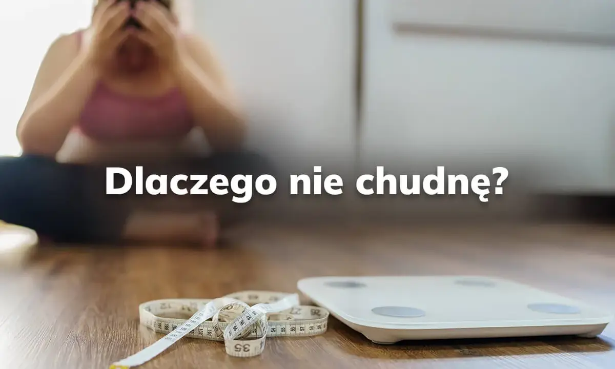 Zrezygnowana osoba siedzi na podłodze obok wagi i miarki, zastanawiając się: dlaczego nie mogę schudnąć?