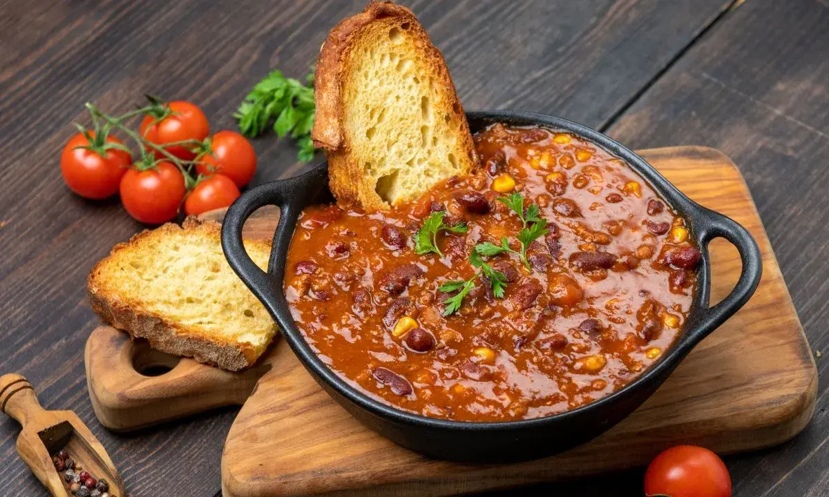 Pyszne chili con carne z fasolą i kukurydzą, podane z grzankami. Idealny przepis na zdrowy obiad, który rozgrzeje i nasyci.