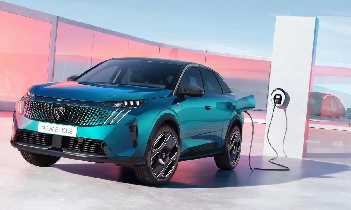 Un nuevo Peugeot E-3008 eléctrico enchufable, de color azul turquesa, cargando en un moderno punto de recarga.