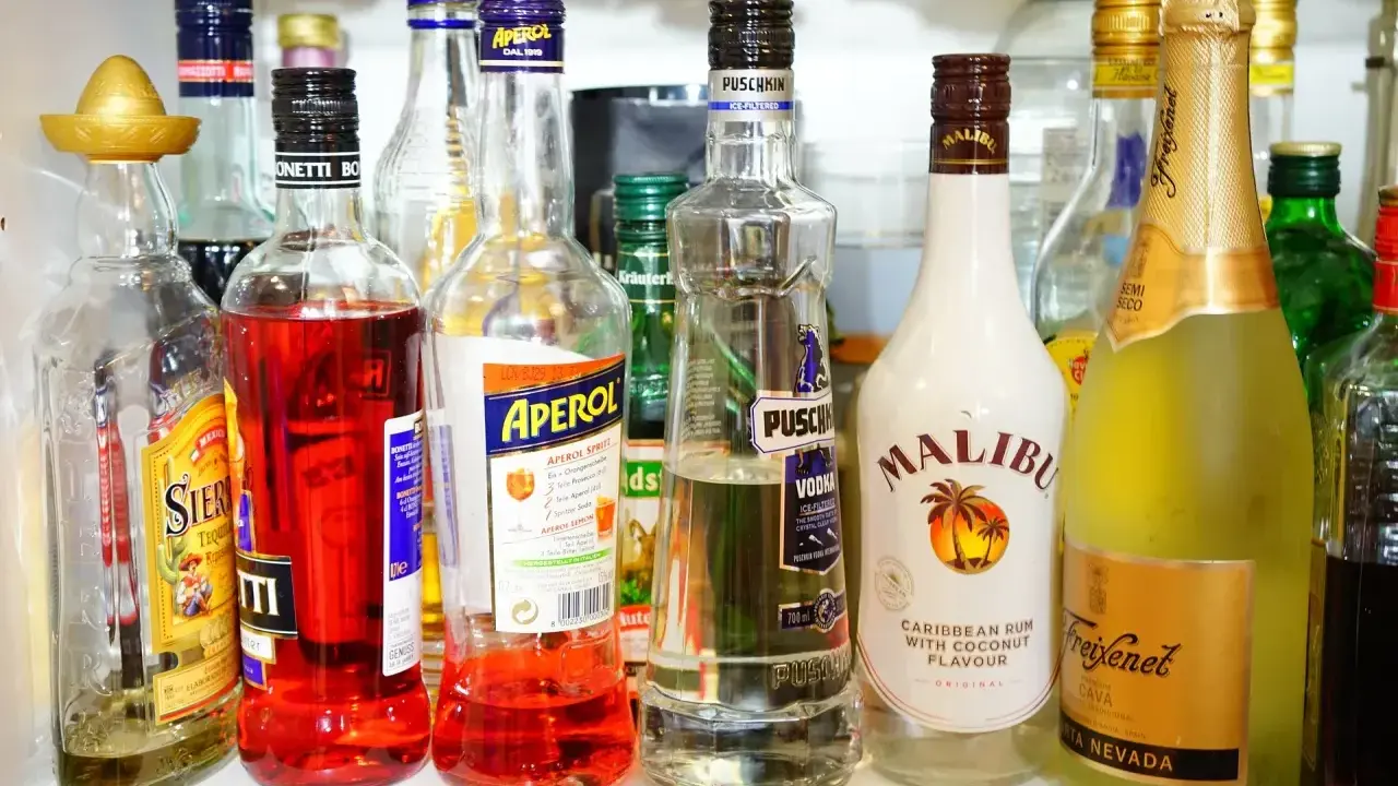 Różnorodne butelki alkoholi: Aperol, Malibu, Puschkin, Freixenet. Ile setka ma procent? To zależy od zawartości butelki!