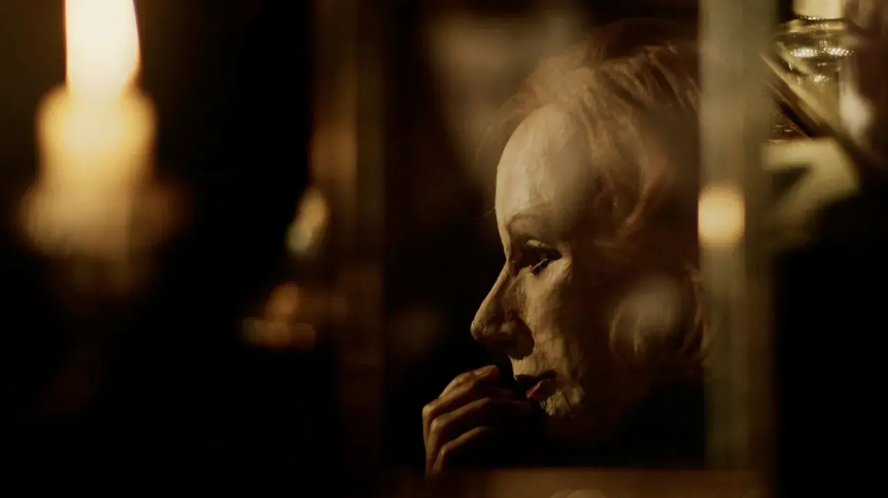 En närbild av en kvinna med en drömmande blick, som påminner om Greta Garbos ikoniska roller i klassiska filmer.