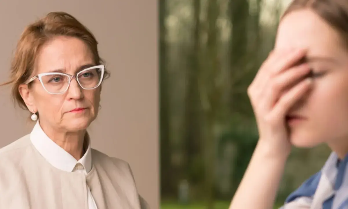 Doświadczona kurator wspiera młodą osobę w trudnym momencie.