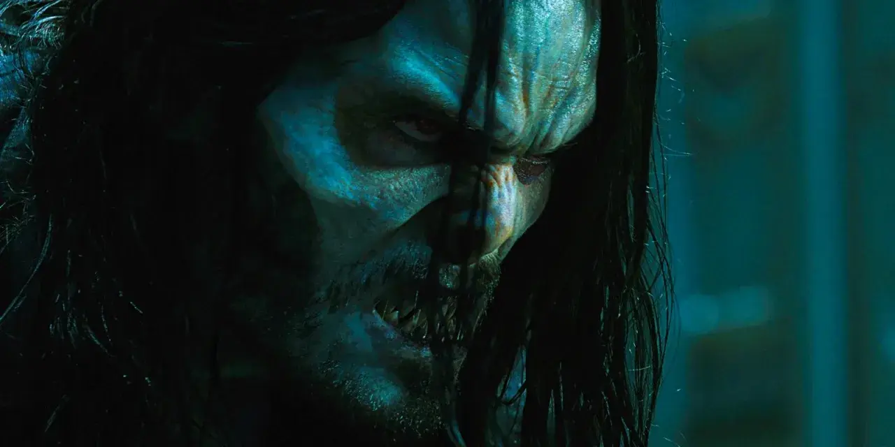 Morbius, interpretato da Jared Leto, con occhi rossi e zanne affilate, pronto a scatenare la sua furia vampirica.