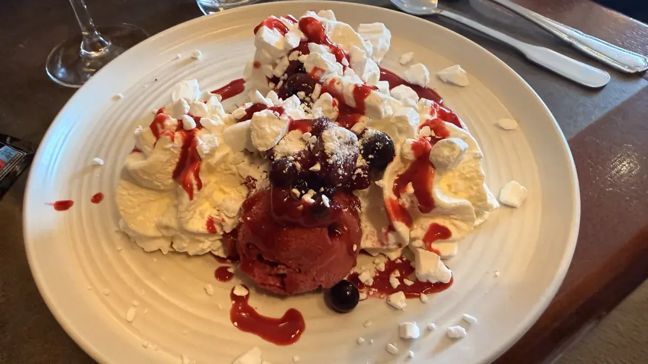 Délicieux dessert meringué aux fruits rouges et glace, une gourmandise du relais d'Alsace Laval.