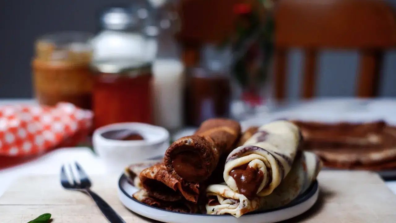 Délicieux roulés de crepe sans lait au chocolat, prêts à être dégustés.