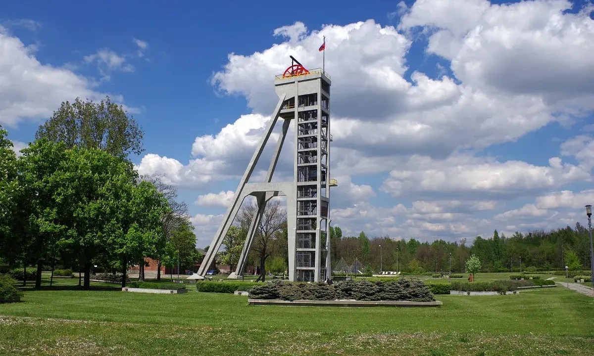 Betonowy szyb górniczy, dawniej szyb prezydent, góruje nad zielonym parkiem.