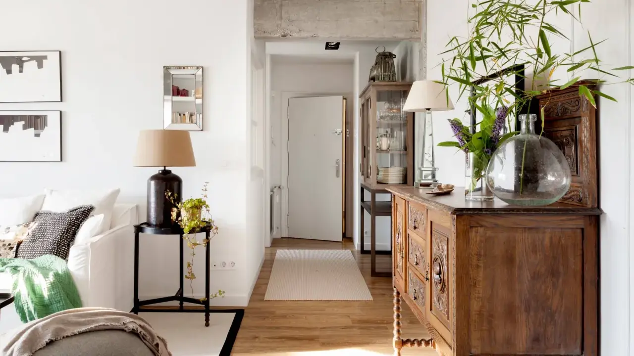 Un mueble oscuro puede alegrar una habitación con luz natural y plantas.
