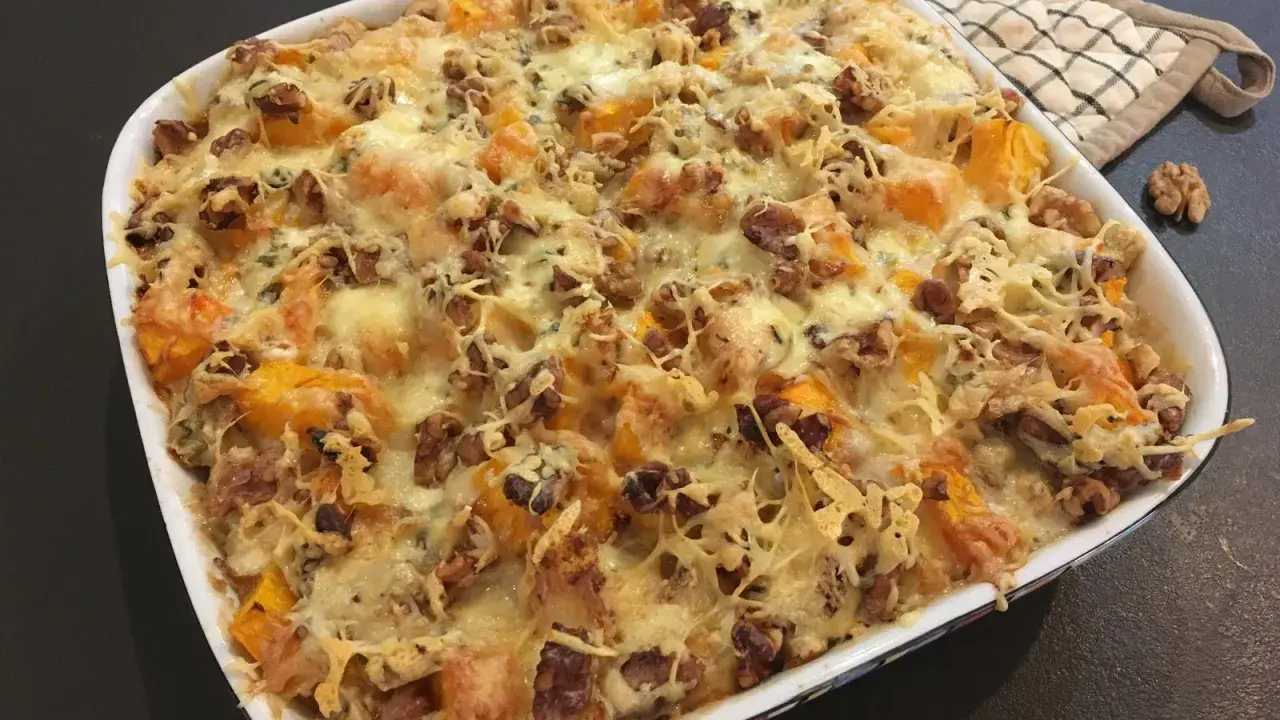 Gratin de courge butternut et noix, gratiné au fromage, avec des touches de Fourme d'Ambert pour une saveur unique.