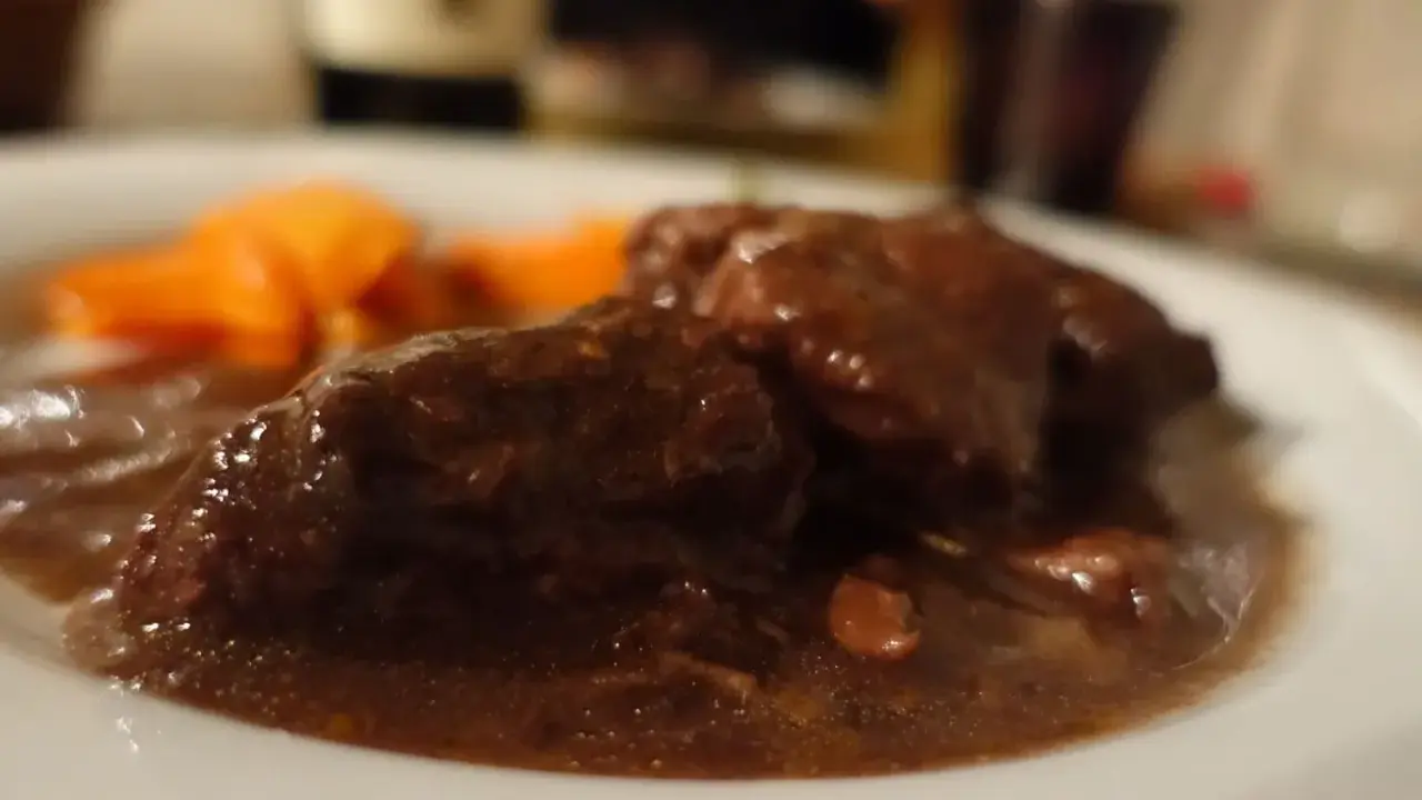 Un succulento brasato al barolo, tenero e saporito, accompagnato da carote arancioni.