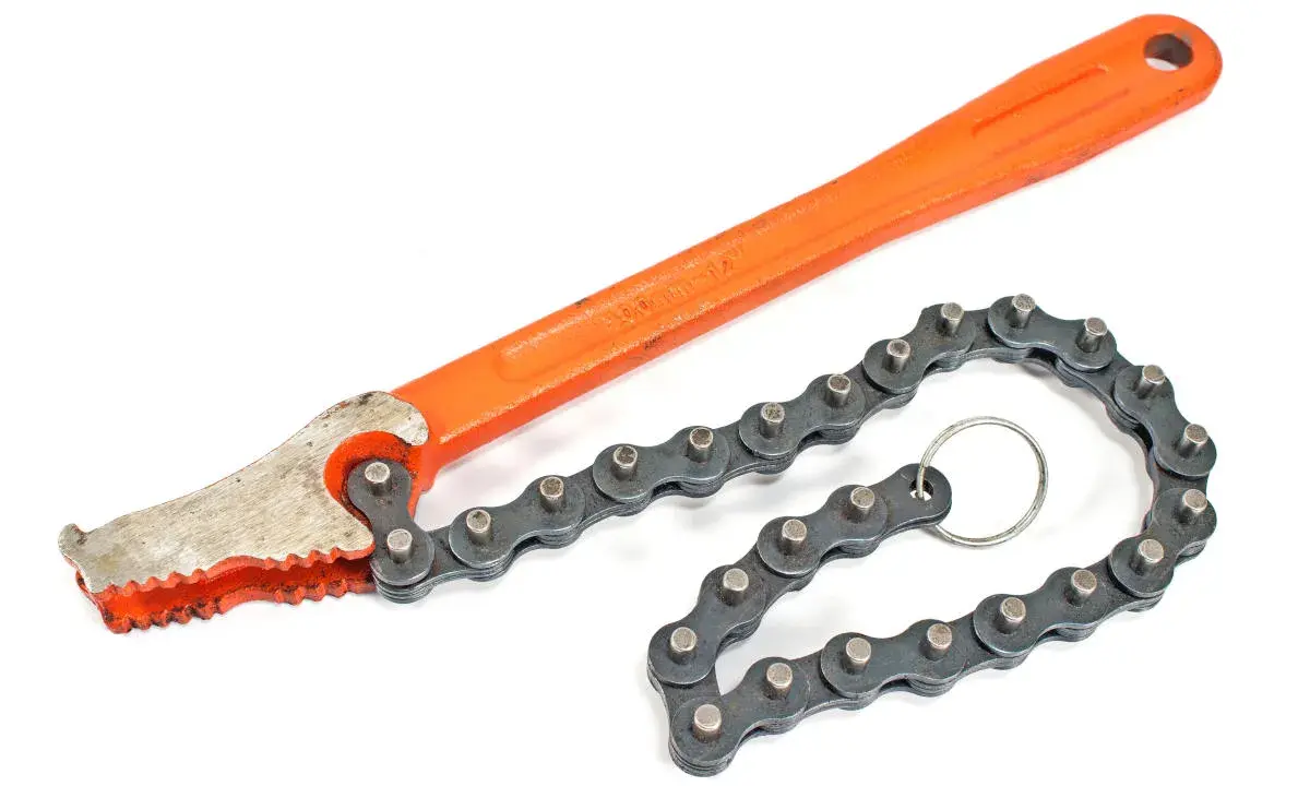 Herramienta de **llave cadena** con mango naranja y cadena metálica para filtros o tuberías.