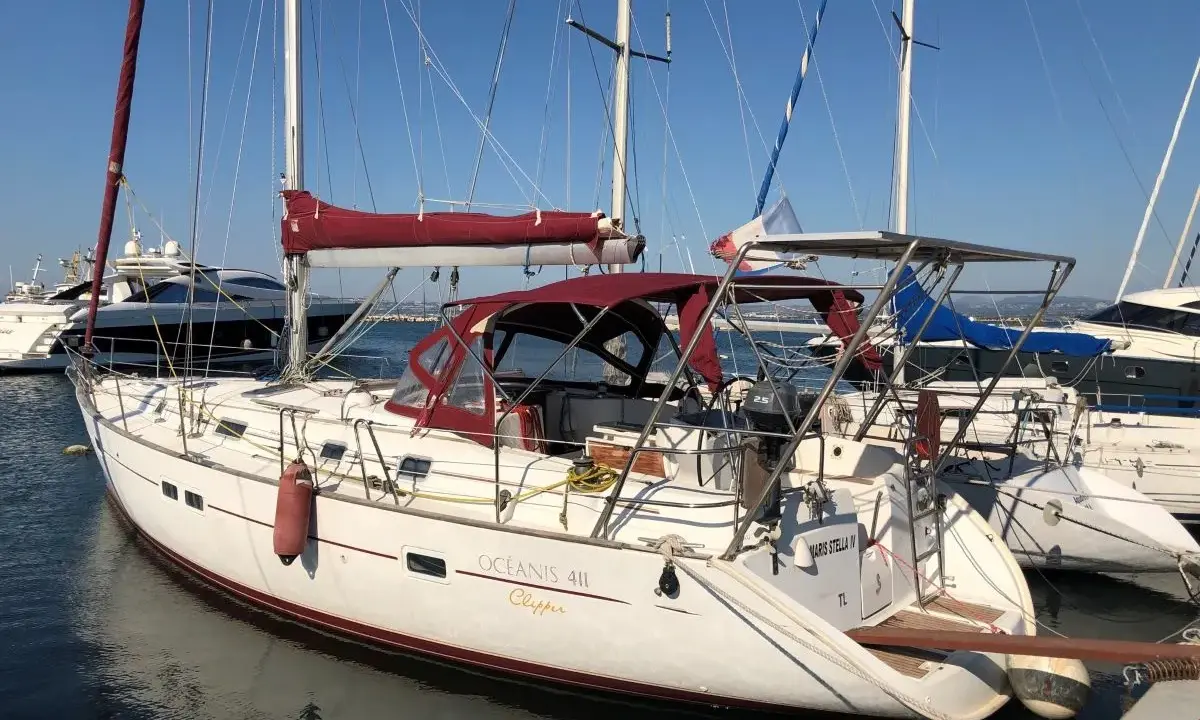 Voilier Océanis 411 Clipper, prêt pour l'aventure. Sa fiche technique promet de belles navigations.