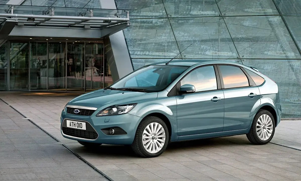 Niebieski Ford Focus MK2 1.6 benzyna. Wymiana rozrządu co 120 tys. km lub 8 lat.