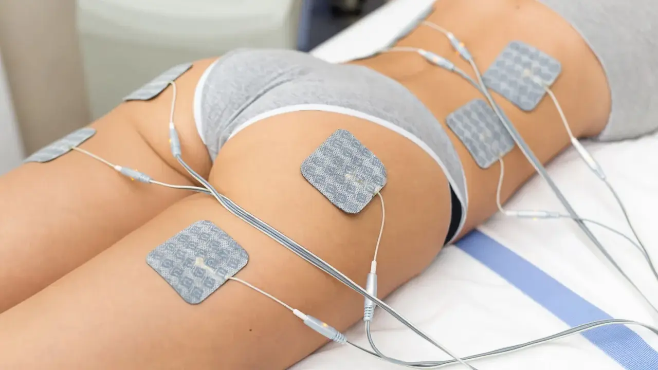 Elektrostymulacja efekty po 10 zabiegach: widoczne napięcie mięśni ud i pośladków dzięki elektrostymulacji.