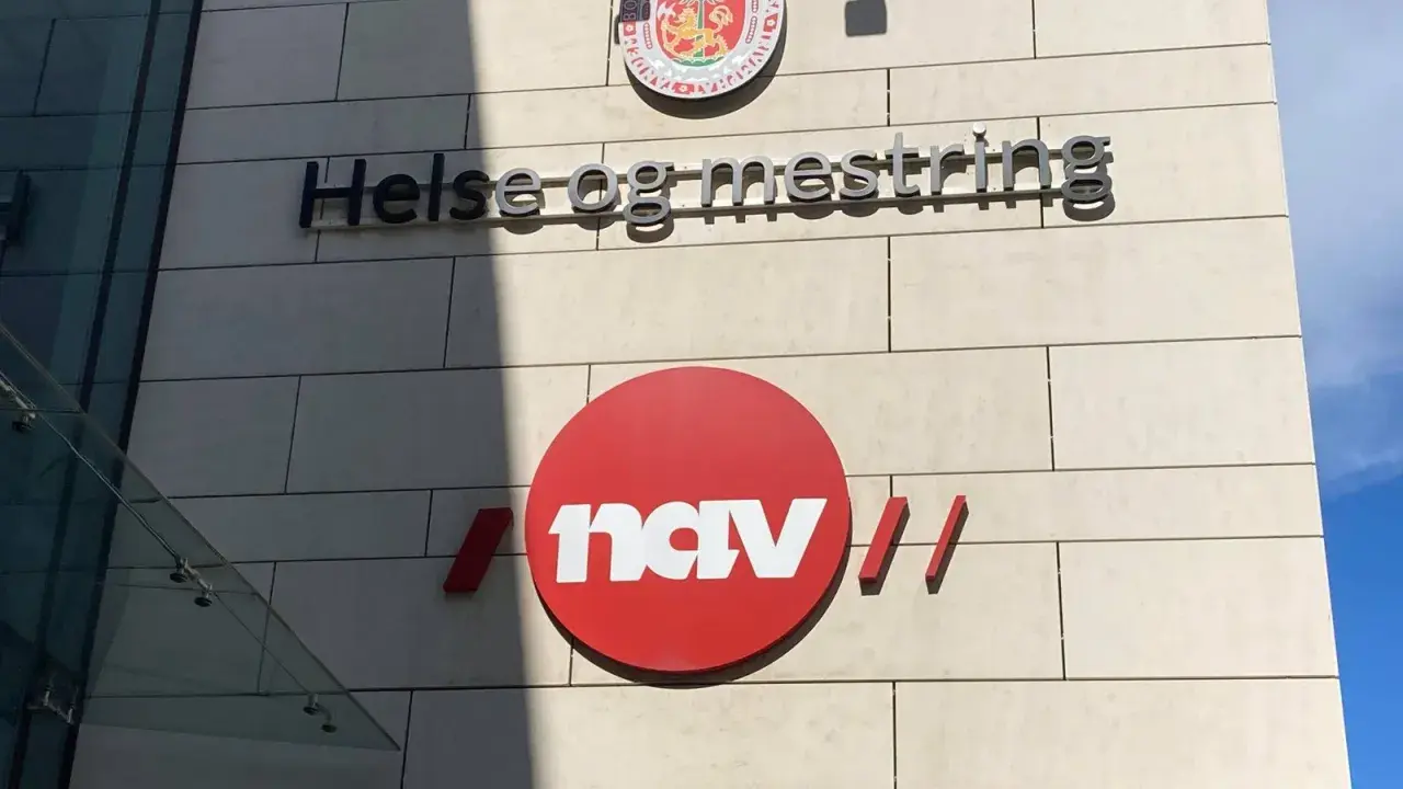 Budynek z napisem "Helse og mestring" i logo NAV. To instytucja z Norwegii zajmująca się zdrowiem i wsparciem.
