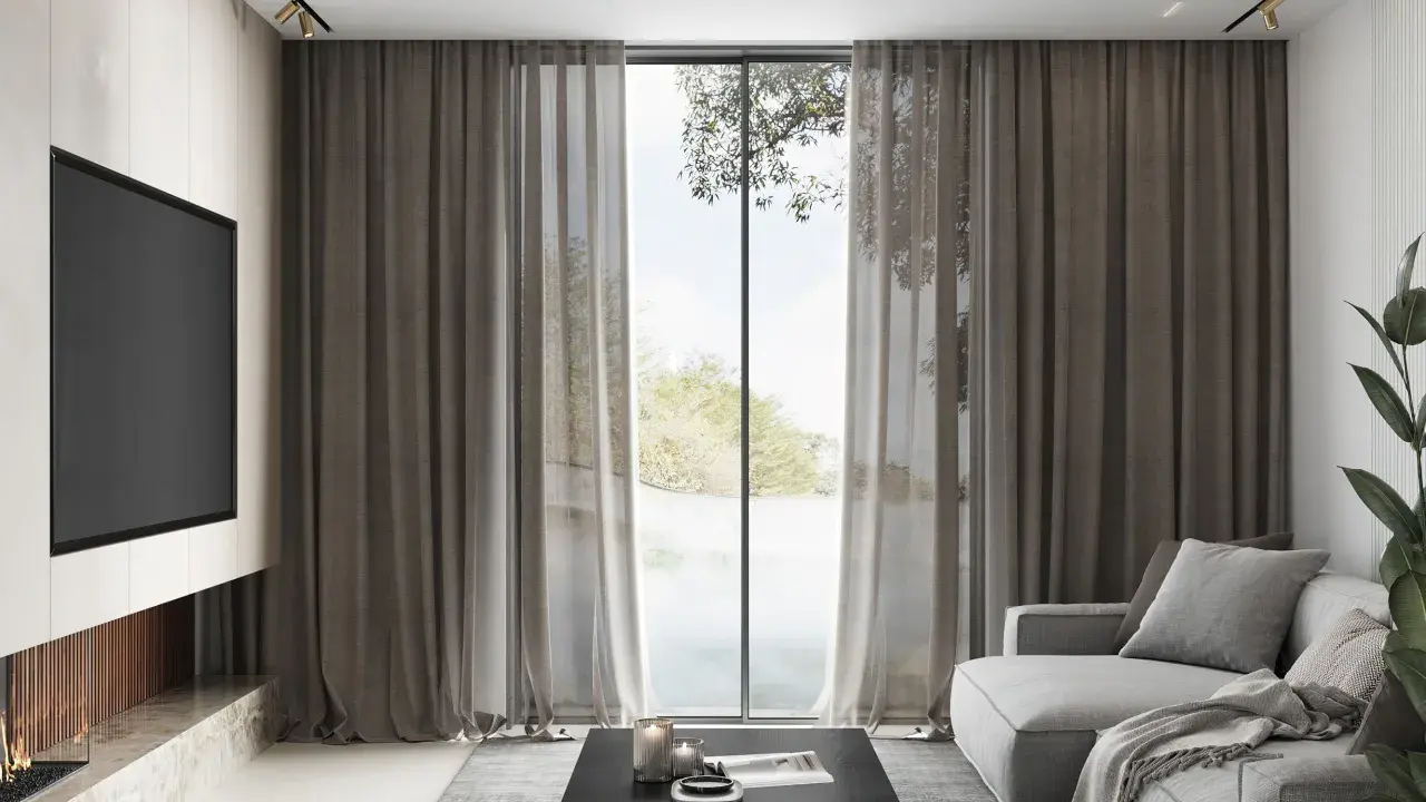 Elegante salón con chimenea, sofá gris y una ventana con cortinas que permiten combinar estores y cortinas para un ambiente acogedor.